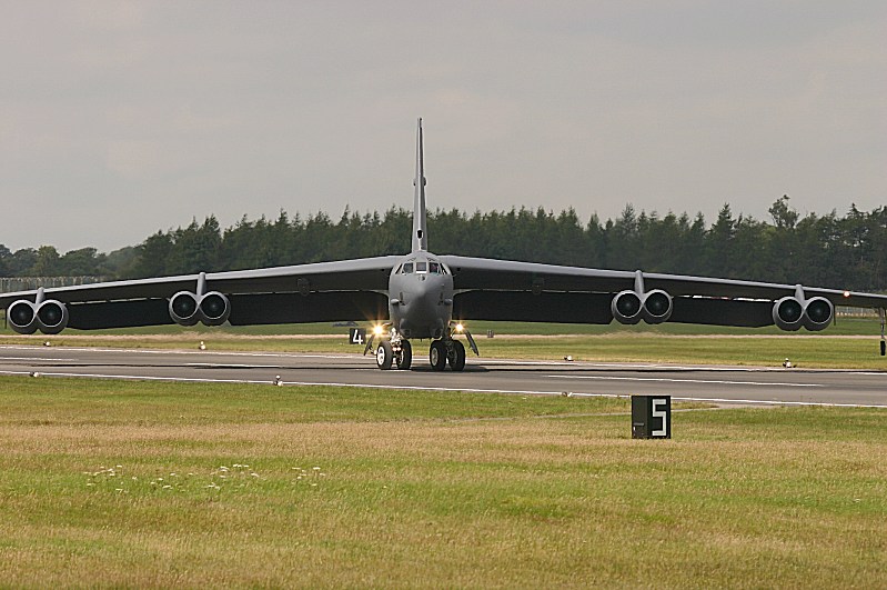 http://www.flankers-site.co.uk/misc_pics/b-52_crabbing_01.jpg