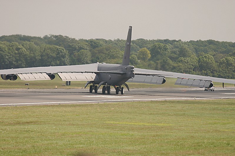 http://www.flankers-site.co.uk/misc_pics/b-52_crabbing_02.jpg