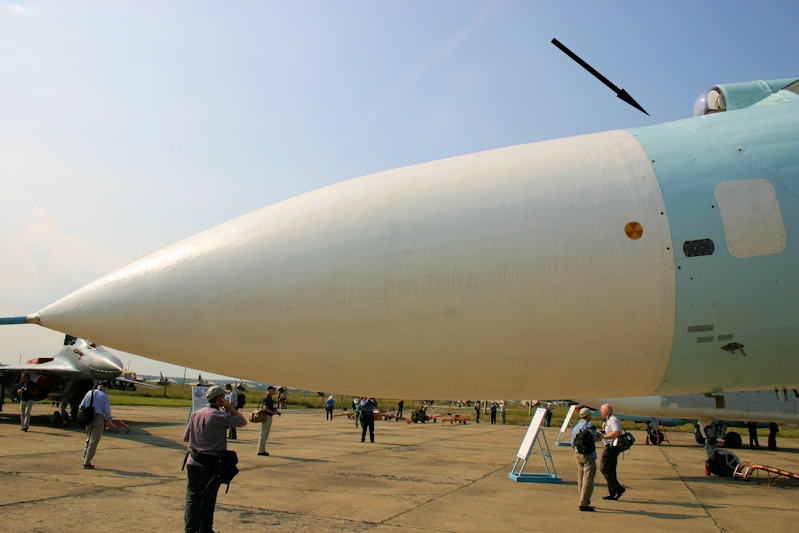 su-27%20radome%20kink%2003.jpg