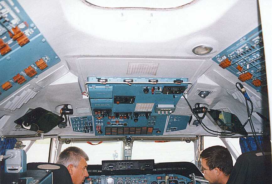 An-74_cockpit_03.jpg