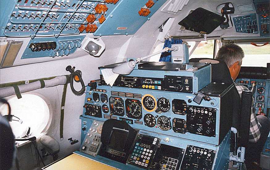 An-74_cockpit_04.jpg